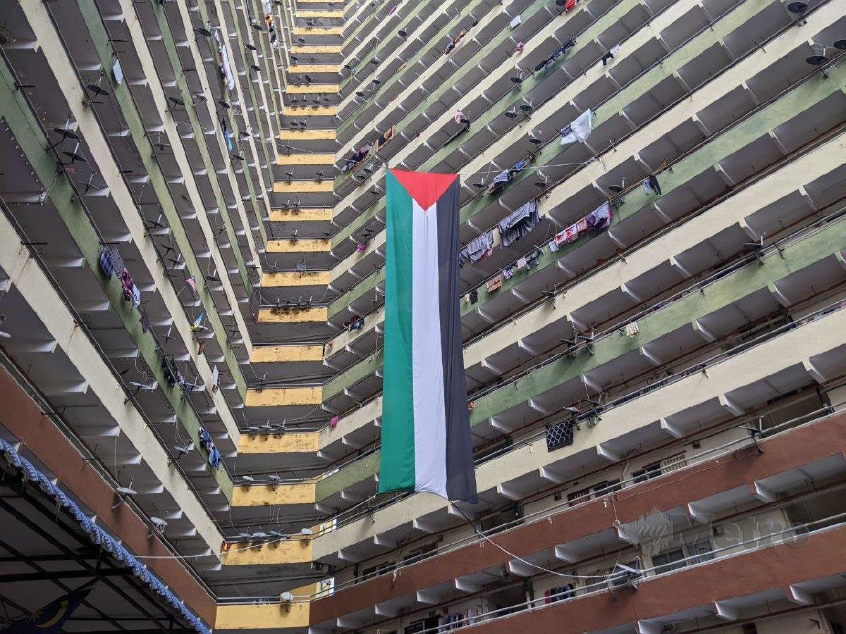 BENDERA Palestin berukuran 15 meter panjang di Flat Jalan Sungai. FOTO arkib NSTP