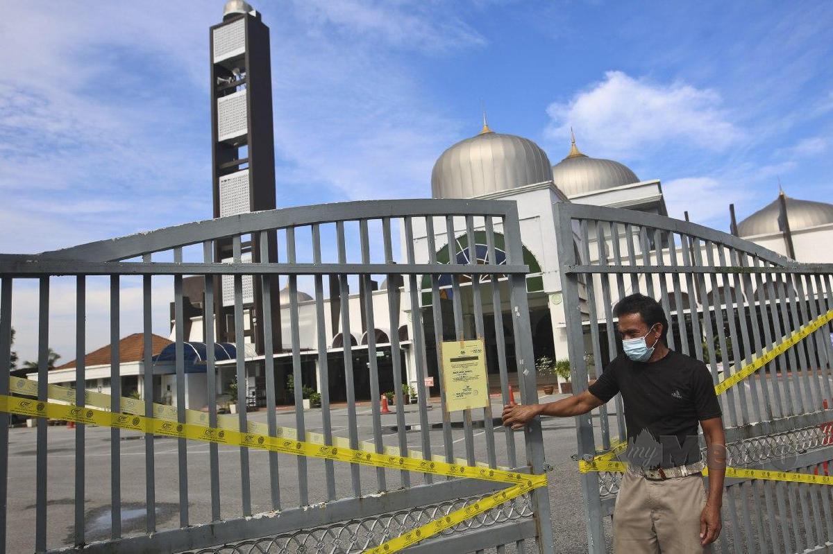 Masjid Wakaf Tembusu ditutup  sementara selepas terdapat seorang jemaah disahkan postif COVID-19. FOTO GHAZALI KORI
