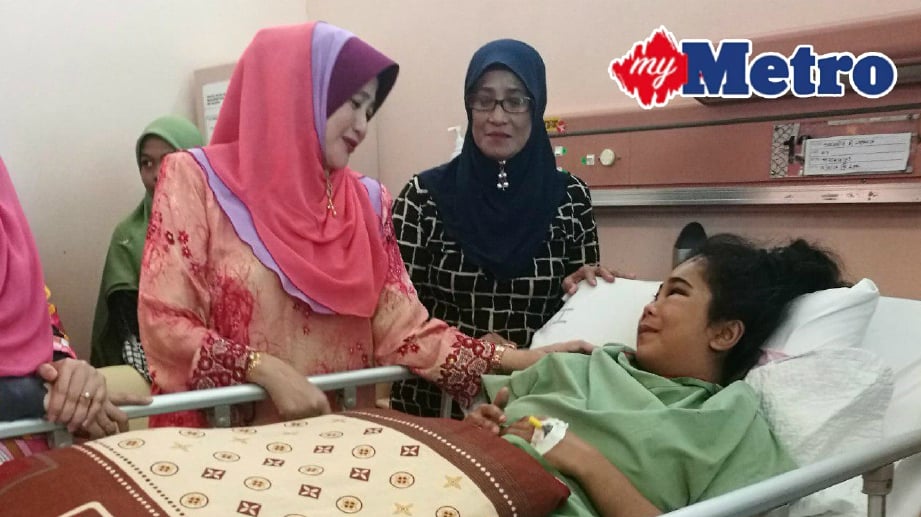 TIMBALAN Ketua UMNO Bahagian Sungai Petani, Datuk Shahanim Mohamad Yusoff melawat Suriantih Lapanca, 31, di Hospital Sultan Abdul Halim (HSAH) Sungai Petani selepas terbabit dalam kemalangan. FOTO Omar Osman