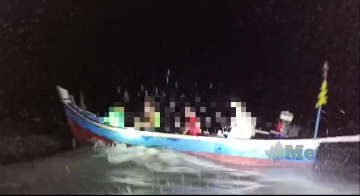Maritim Malaysia Zon Maritim Kuala Perlis menahan tujuh nelayan warga Thailand dalam tiga buah bot yang menceroboh perairan negara di Kuala Perlis untuk menjarah hasil laut negara. FOTO Ihsan APMM