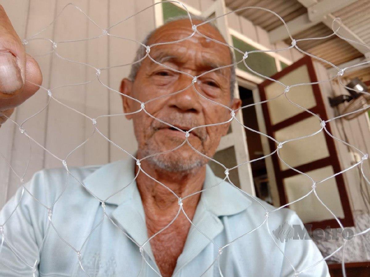 Musa Mohd, 80, menunjukkan jala yang siap disirat. FOTO NAZDY HARUN