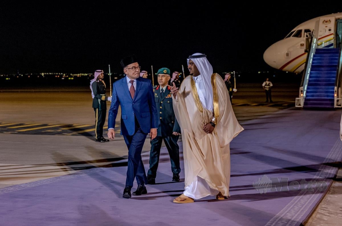 Datuk Seri Anwar Ibrahim disambut oleh Timbalan Gabenor Riyadh Putera Mohammed bin Abdulrahman (kanan) sejurus tiba di Lapangan Terbang Antarabangsa King Khalid untuk menghadiri Sidang Kemuncak Pertama ASEAN dan Majlis Kerjasama Teluk (GCC). FOTO BERNAMA