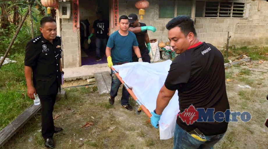ANGGOTA polis mengusung mayat mangsa yang ditemui dalam keadaan berlumuran darah di Kampung Bedup Longgok. FOTO ihsan Polis