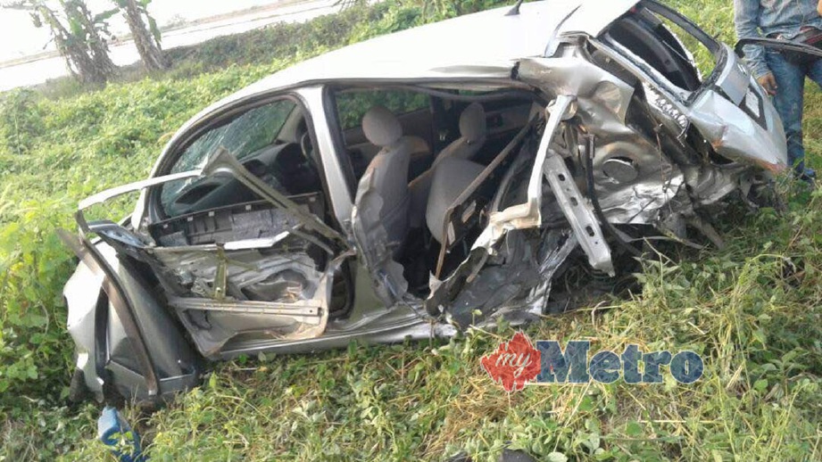 KEADAAN kereta dinaiki mangsa selepas terbabit kemalangan di Kilometer 28 Jalan Teluk Intan-Sitiawan. FOTO ihsan Polis
