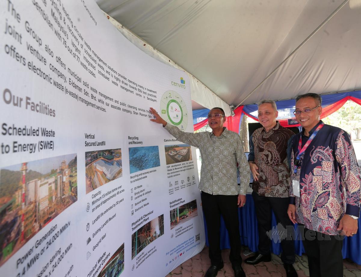 Ketua Pengarah Alam Sekitar, Datuk Wan Abdul Latiff Wan Jaffar, (kiri) melawat pameran selepas Pelancaran Sambutan Hari Alam Sekitar Peringkat Kebangsaan, di Hutan Bandar Majlis Bandaraya Iskandar Puteri (MBIP), Johor. FOTO NUR AISYAH MAZALAN