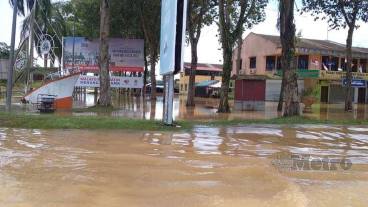 Keadaan banjir di pekan Pasir Panjang, Port Dickson. FOTO MOHD KHIDIR ZAKARIA