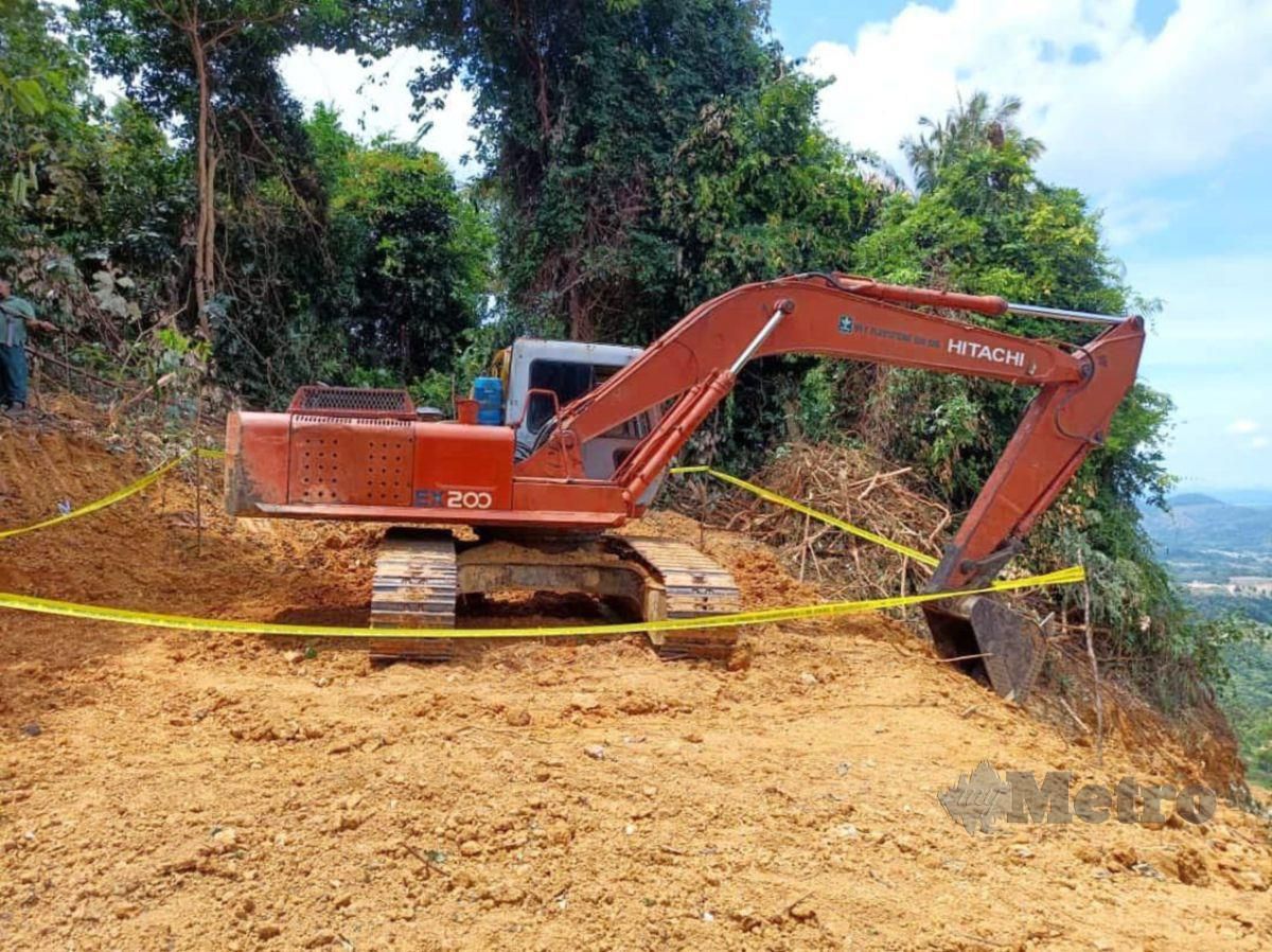 .Jengkaut yang ditemui dalam Hutan Simpan Lentang Tambahan digunakan untuk kerja membersihkan hutan untuk dijadikan kebun durian Musang King. FOTO MOHD RAFI MAMAT