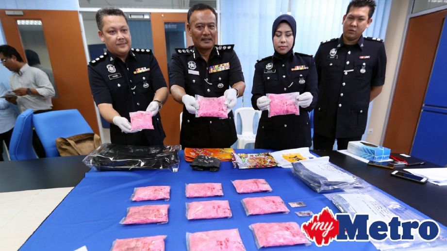 ASISTEN Komisioner Mohd Taib Ahmad (tengah) menunjukan sebanyak 15,046 biji pil ekstasi dan 5.08 gram syabu bernilai RM451,930, suspek berusia 26 hingga 39 tahun ditahan bersama semua dadah dan wang tunai RM1,000 di sebuah hotel bajet, Setia Tropika Kempas. FOTO Mohd Azren Jamaludin