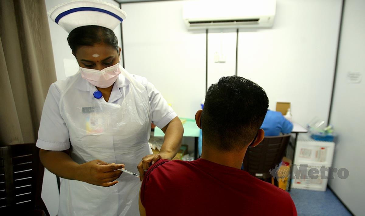 Orang ramai menerima suntikan vaksin dos pertama serta kedua yang dikendali petugas kesihatan di Klinik Kesihatan Sungai Bertek, Klang melalui temujanji aplikasi MySejahtera dalam usaha memerangi penularan Covid-19. FOTO FAIZ ANUAR