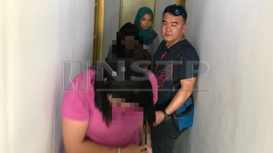PASUKAN Jabatan Siasatan Jenayah (JSJ) Bintulu mengiringi ketiga-tiga wanita warga asing keluar dari rumah tumpangan untuk dibawa ke lokap Balai Polis Pusat Bintulu. FOTO Erika George