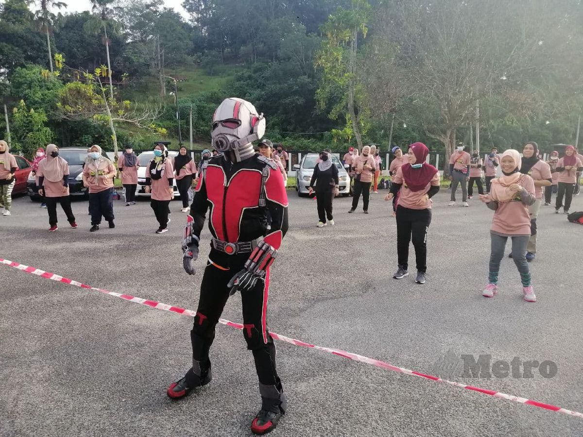 ‘Ant Man’ hadir memeriahkan pelepasan peserta Jelebu Walkathon Off Road di Hotel Seri Klawang. FOTO ABNOR HAMIZAM ABD MANAP