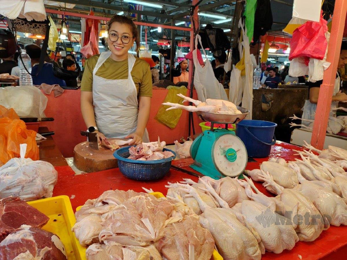 Ummi Safiyyah, 25, adalah pemotong ayam yang berkerja di gerai sepupunya di Pasar Chow Kit, Kuala Lumpur. FOTO NOOR HIDAYAH TANZIZI