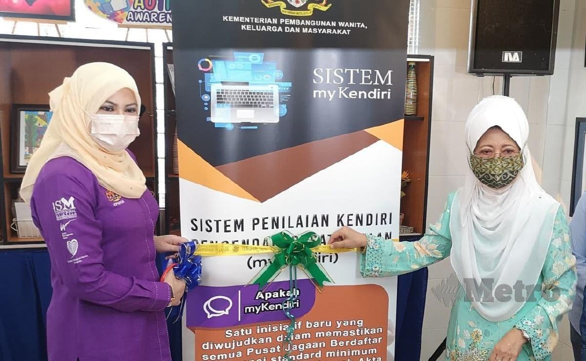 Datuk Seri Rina Mohd Harun bersama Datuk Seri Fatimah Abdullah melancarkan sistem myKendiri di Pusat Penjagaan Persatuan  Autisme Kuching, hari ini. FOTO MOHD ROJI KAWI