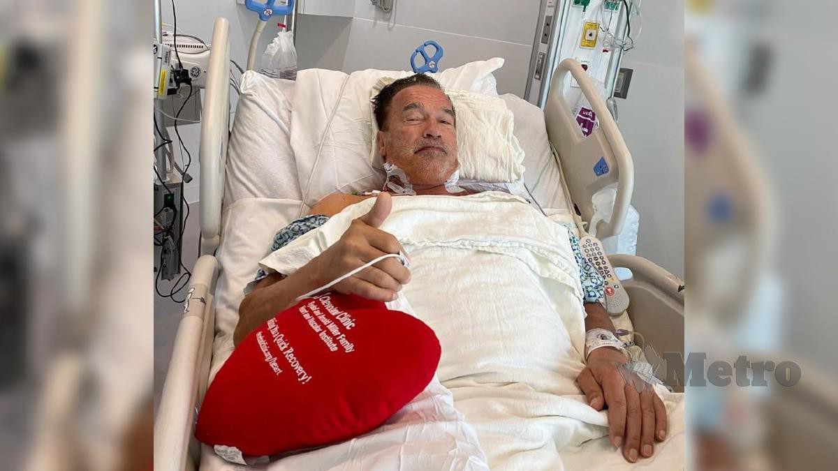 Arnold Schwarzenegger ketika dirawat di hospital.