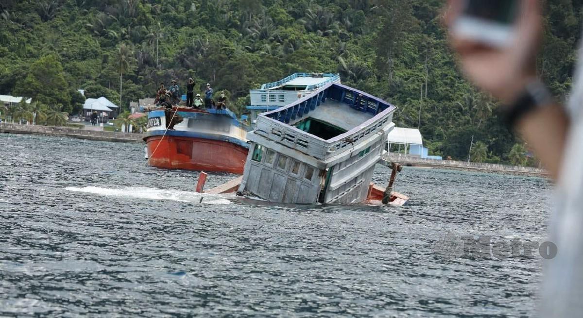 Tiga bot nelayan asing dijadikan tukun tiruan di Pulau Tioman. FOTO MOHD RAFI MAMAT