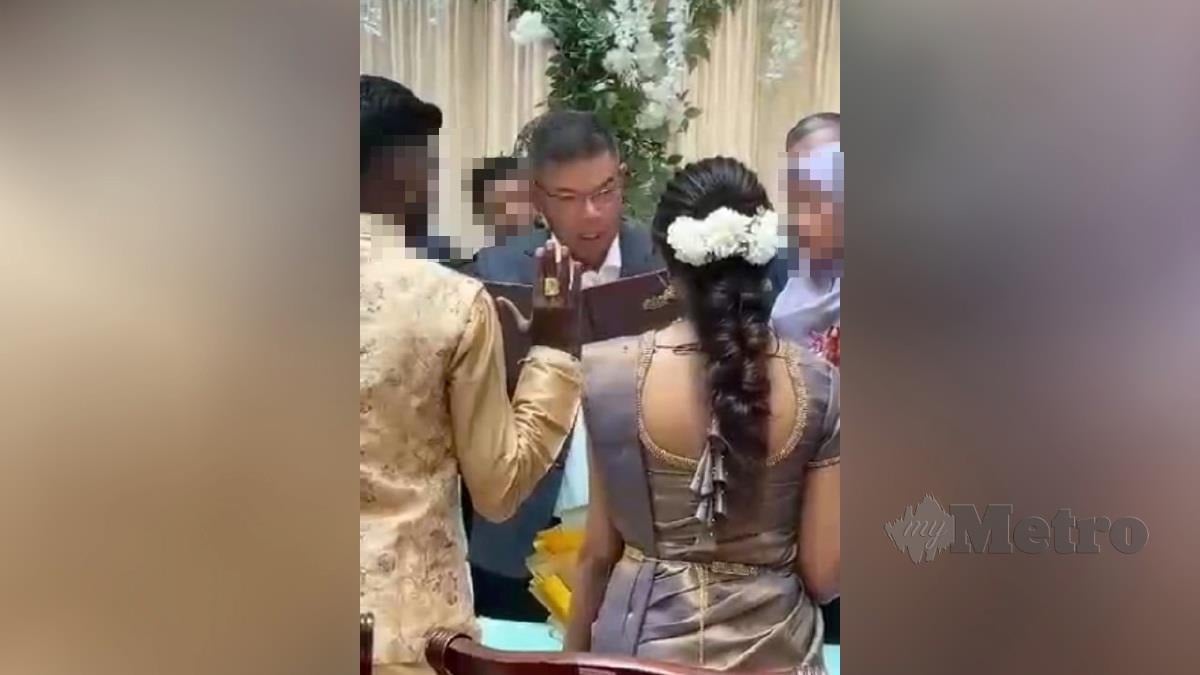 Video tular menunjukkan Datuk Seri Saifuddin Nasution Ismail pada sesi pendaftaran perkahwinan pasangan bukan Islam. 