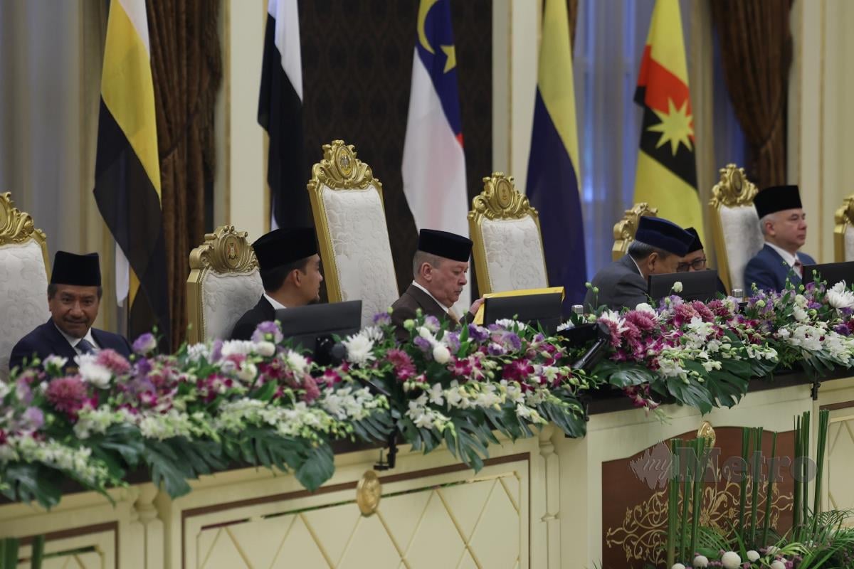 Sultan Johor Sultan Ibrahim Almarhum Sultan Iskandar (tiga, kiri) berkenan mempengerusikan Mesyuarat Majlis Raja-Raja ke-262 yang berlangsung di Istana Negara hari ini. FOTO BERNAMA
