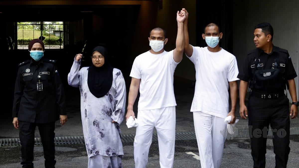 Tiga sahabat termasuk seorang wanita keluar daripada Mahkamah Persekutuan Putrajaya selepas dibebaskan daripada hukuman gantung atas kesalahan membunuh seorang lelaki tujuh tahun lalu yang mayatnya masih belum ditemui sehingga kini. FOTO MOHD FADLI HAMZAH