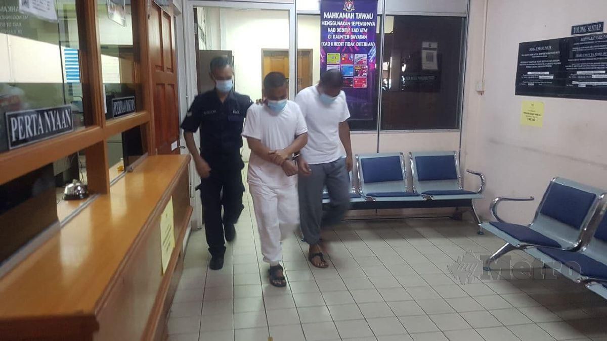 Kedua-dua  tertuduh dibawa keluar dari bilik bicara, selepas dijatuhi hukuman mati oleh Mahkamah Tinggi, di sini, hari ini. FOTO Abdul Rahemang Taiming