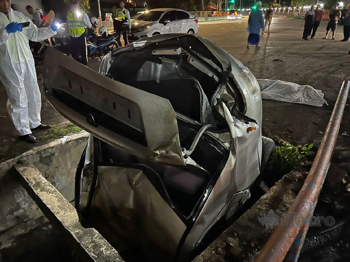 Kereta Proton Saga dinaiki mangsa yang tercampak di dalam longkang di tepi Jalan Durian Daun, di sini, malam tadi. FOTO Ipd Melaka Tengah