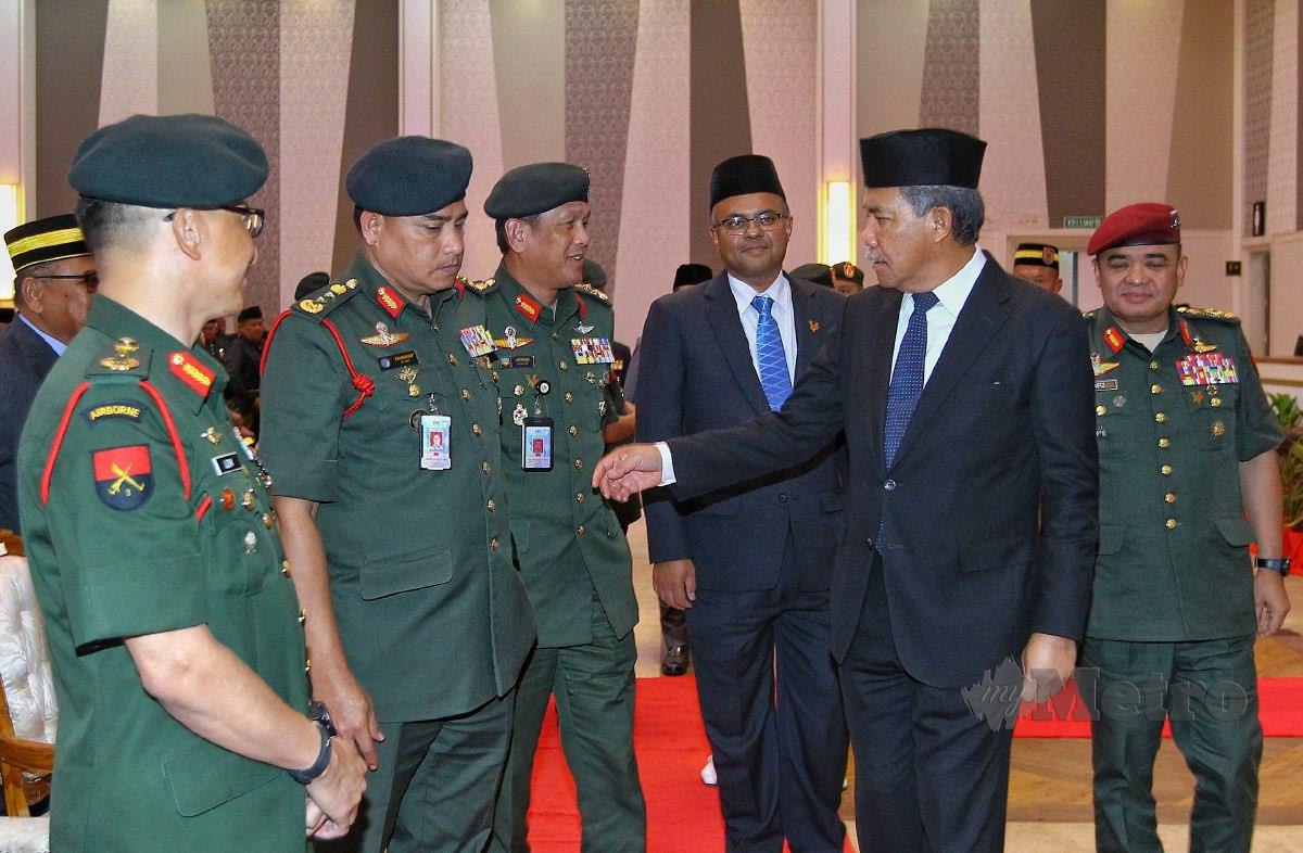 Menteri Pertahanan, Datuk Seri Mohamad Hasan ketika hadir pada Majlis Penganugerahan Pingat Jasa Malaysia (PJM) kepada Veteran ATM. FOTO AZRUL EDHAM