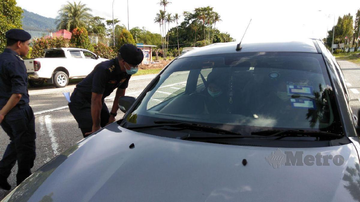  Pengarah JPJ Kelantan, Hanif Yusabra Yusuf memeriksa kenderaan ketika operasi di hadapan Stesen Penguatkuasaan JPJ Bukit Bunga, di sini. FOTO SITI ROHANA IDRIS