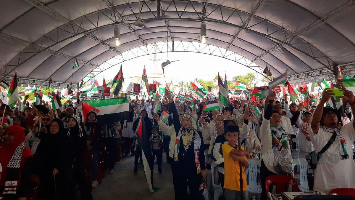 Sebahagian 6,000 orang yang menghadiri Himpunan Pahang For Palestin di Dataran Majlis Bandaraya Kuantan (MBK) di Kuantan. FOTO Asrol Awang