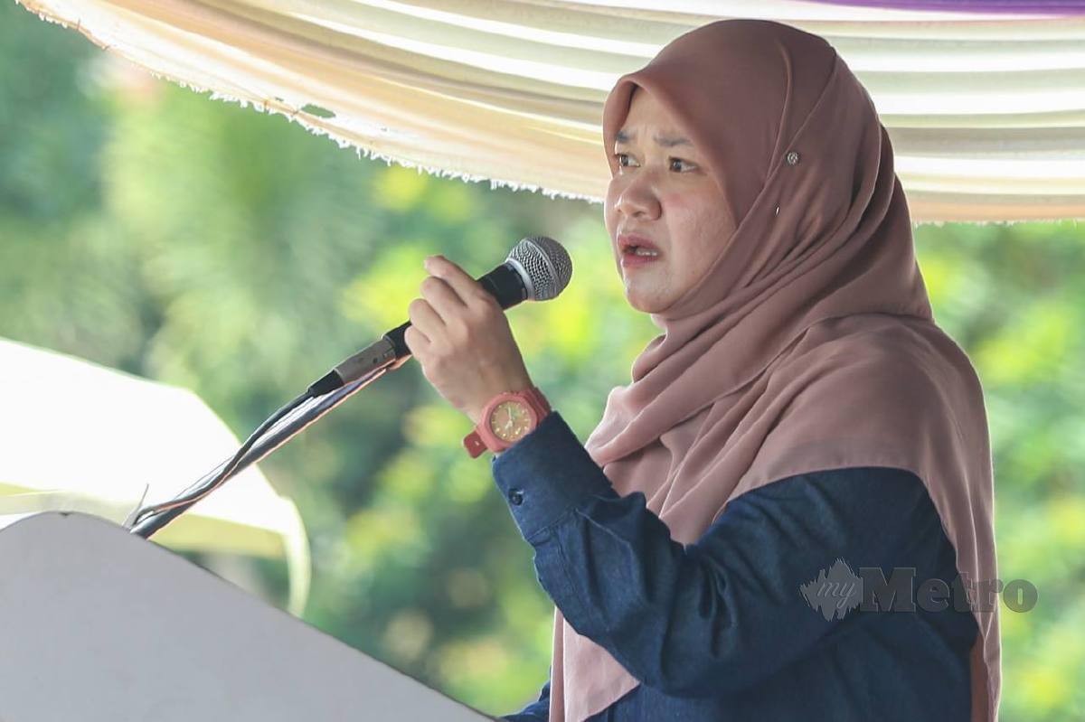 Menteri Pendidikan yang juga Ahli Parlimen Nibong Tebal, Fadhlina Sidek berucap pada Majlis Pelancaran Taman Angkat Amanita Kontinjen Pulau Pinang di Sekolah Menengah Kebangsaan (SMK) Saujana Indah di sini. FOTO DANIAL SAAD