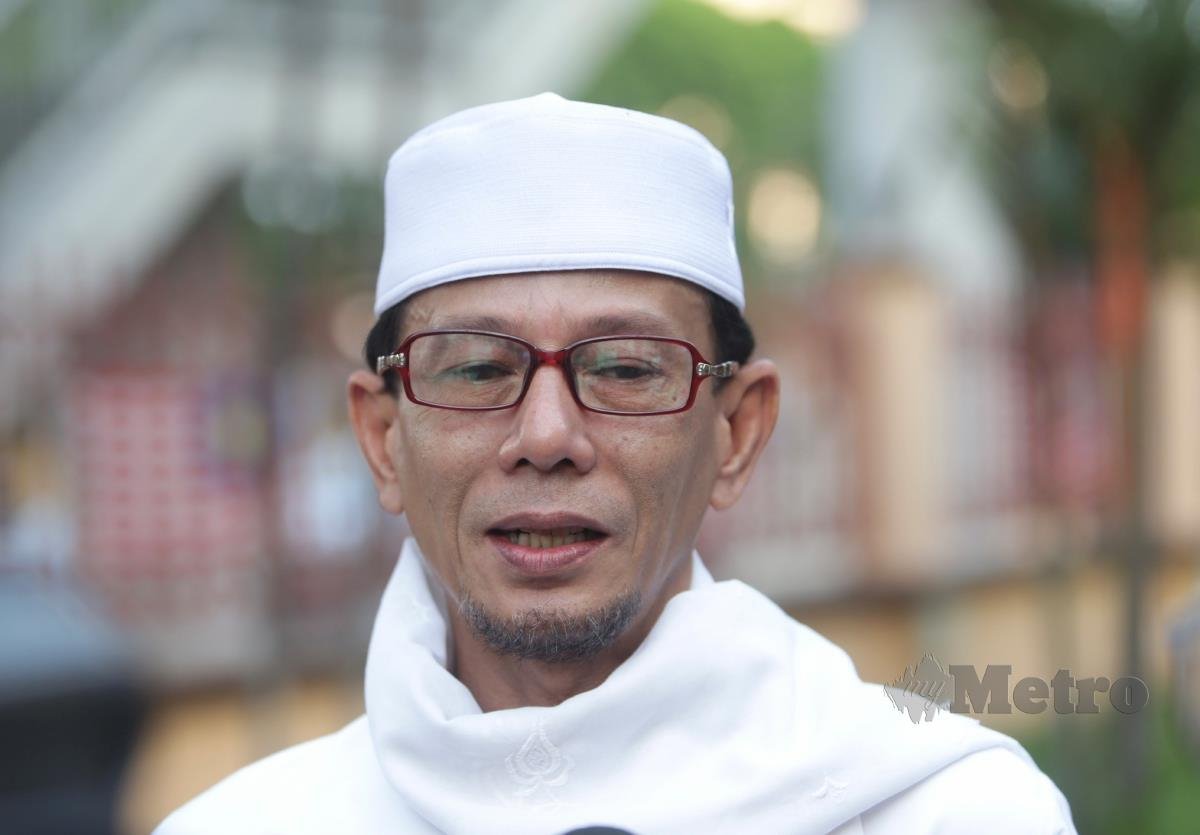 Azhar Sulaiman, ketika majlis pengebumian Allahyarham Badrul Muhayat di Masjid Al-Hidayah, Sentul Pasar, Kuala Lumpur. FOTO MOHAMAD SHAHRIL BADRI SAALI