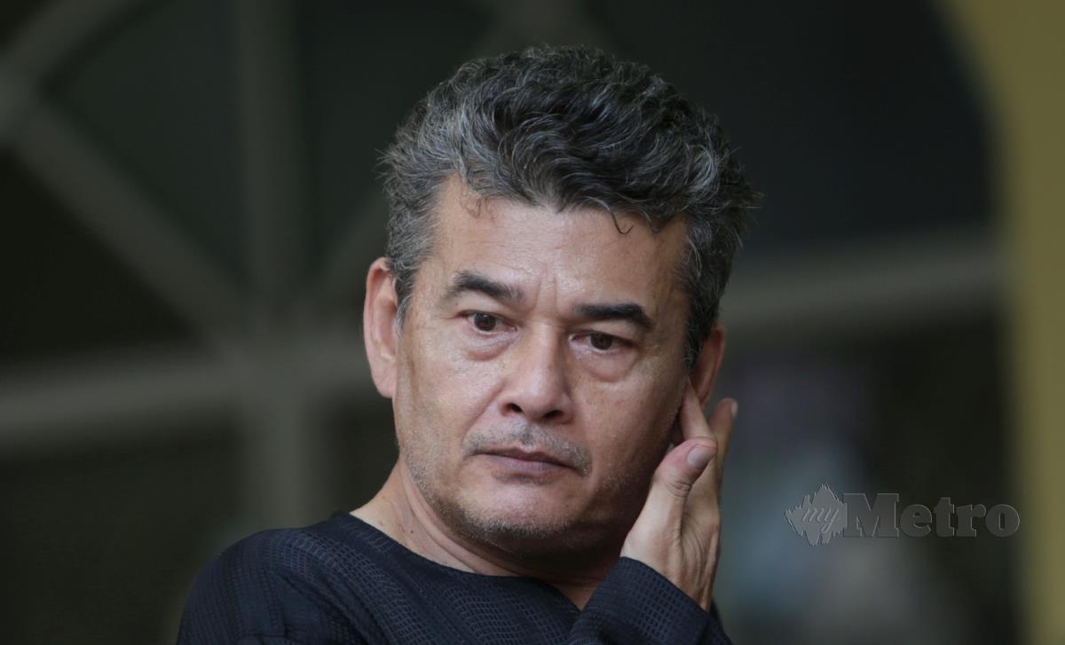 Azri Iskandar, ketika majlis pengebumian Allahyarham Badrul Muhayat di Masjid Al-Hidayah, Sentul Pasar, Kuala Lumpur. FOTO MOHAMAD SHAHRIL BADRI SAALI