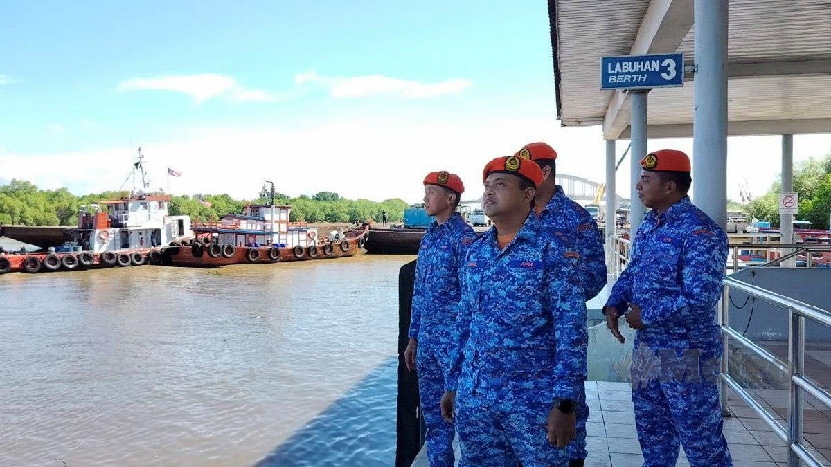 Pengarah APM Kedah, Leftenan Kolonel (PA) Zairil Anuar Zulmuji (tengah) dan pegawai APM Kedah melakukan pemantauan di kawasan yang berisiko berlaku air pasang besar di Kuala Kedah. FOTO ZULIATY ZULKIFFLI