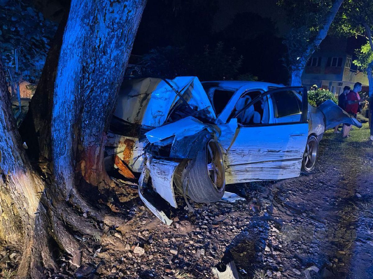 Keadaan Honda Accord 2.0L dinaiki mangsa yang remuk selepas bertembung dengan sebuah kereta dan terbabas merempuh pokok di Jalan Kota Laksama, Taman Kota Laksamana Seksyen 2, di sini, kira-kira jam 1 pagi tadi. FOTO IPD Melaka Tengah