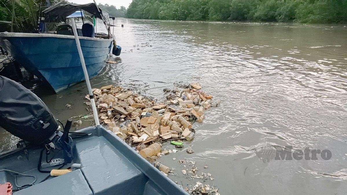 Sampah sarap yang hanyut dan tersangkut di Jeti Nelayan di tebing Sungai Skudai. FOTO OMAR AHMAD