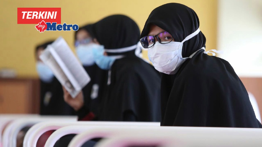 PELAJAR Sekolah Raja Perempuan Taayah memakai topeng muka bagi megelak dijangkiti Influenza. FOTO Effendi Rashid