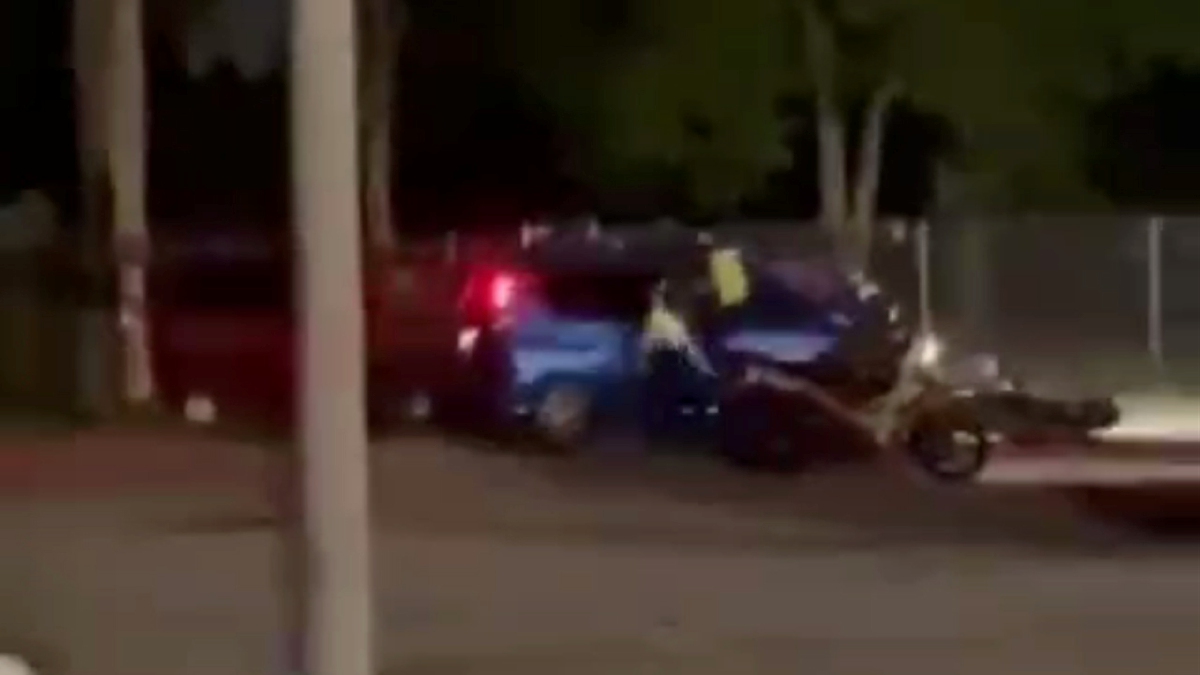 PETIKAN video tular di media sosial menunjukkan sebuah MPV yang melarikan diri dalam kejadian di tempat letak kereta sebuah restoran makanan segera di Bandar Baru Bangi, Bangi, semalam.