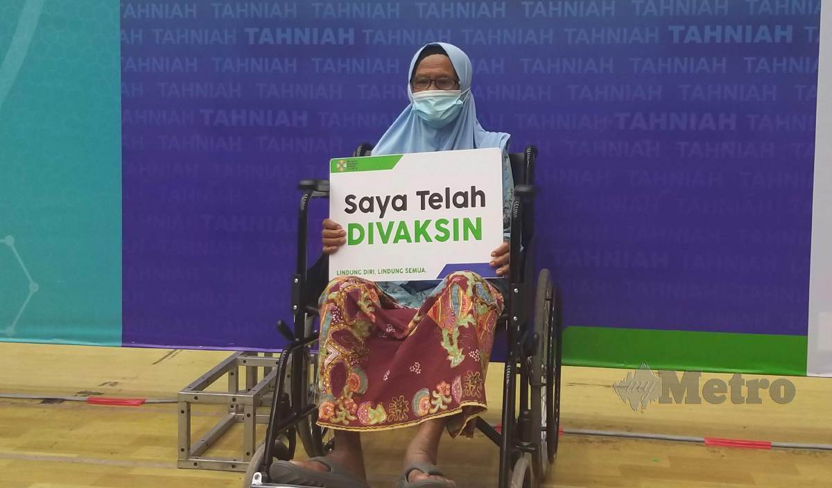 SOM dari Kampung Balik Guar, Chuping, Padang Besar menjadi individu tertua di Perlis menerima suntikan vaksin Covid-19. FOTO Aizat Sharif.