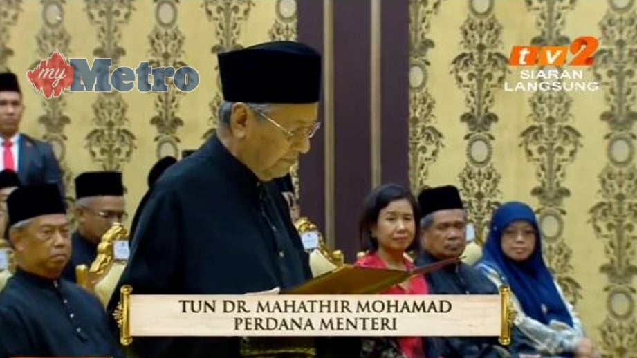 MAHATHIR mengangkat sumpah sebagai Perdana Menteri Malaysia ke-7. FOTO Twitter Bernama