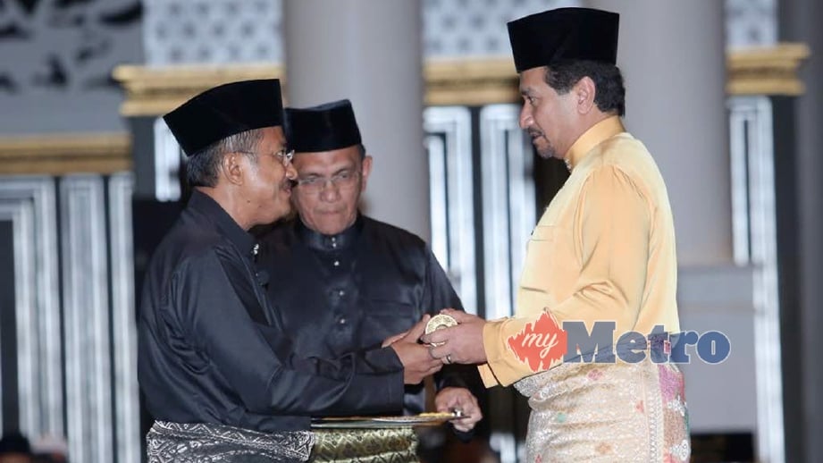 SULTAN Mizan (kanan) berkenan menyampaikan watikah pelantikan sebagai Menteri Besar Terengganu ke-15 kepada Ahmad Samsuri (kiri) di Istana Syarqiyyah, Bukit Chendering. FOTO Ghazali Kori