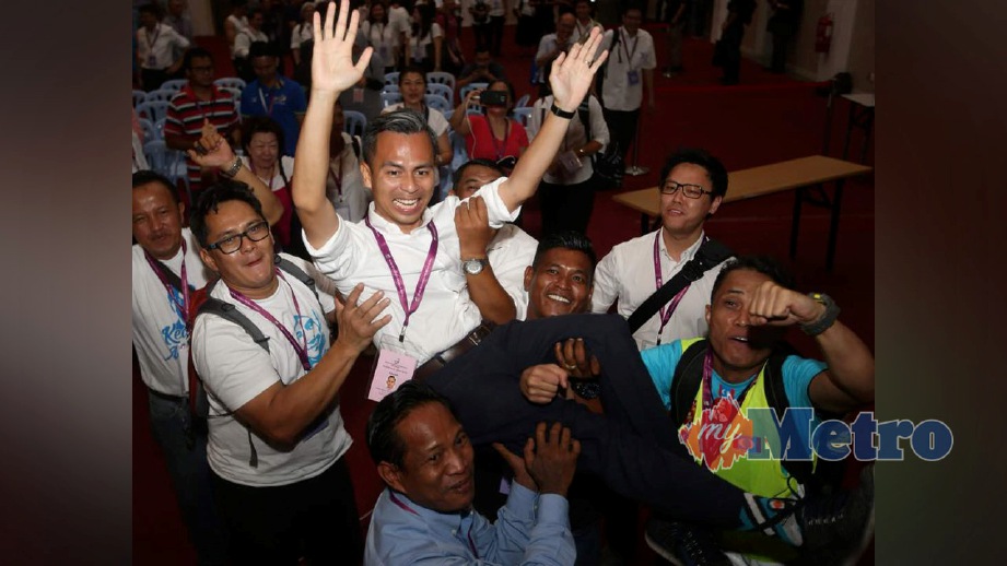 PENYOKONG meraikan kemenangan Fahmi Fadzil selepas pengumuman rasmi di Pusat Komuniti Bukit Bandaraya. FOTO Nurul Shafina Jemenon