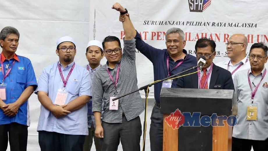 MOHD Sori Husain mengumumkan Nik Nazmi sebagai pemenang kawasan P118 Setiawangsa. FOTO Mohd Yusni Ariffin