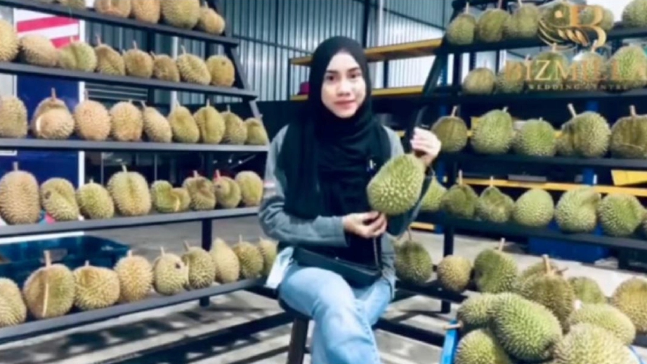 MILLA pelbagaikan cabang perniagaan dengan cuba menjual durian. FOTO Instagram Milla Jiri