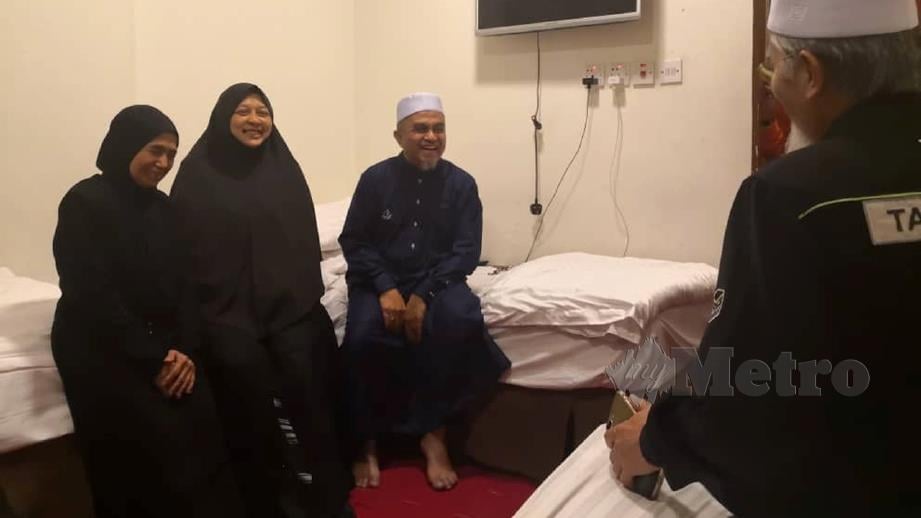 ADMARA berbual bersama Mohd Yusof, Salwa dan Zainab yang mengikut pakej haji di hotel penginapan Felda Travel. FOTO Yusri Abdul Malek