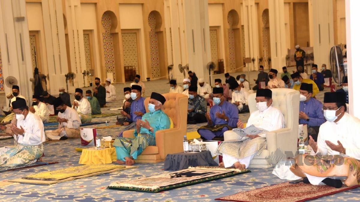 ABDUL Taib menghadiri Majlis Doa Akhir Tahun 1442H dan Awal Tahun 1443 di Masjid Jamek, Petra Jaya. FOTO ihsan Jabatan Penerangan
