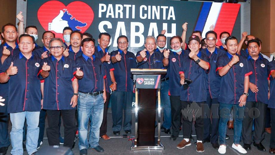 PRESIDEN Parti Cinta Sabah, Datuk Seri Anifah Aman bergambar bersama calon PRN Sabah, 10 September lalu. FOTO arkib NSTP