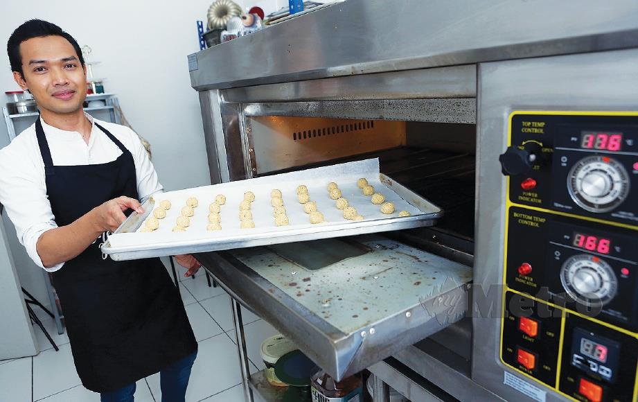 SENTIASA pentingkan kualiti biskut dihasilkan. FOTO Amiruddin Sahib