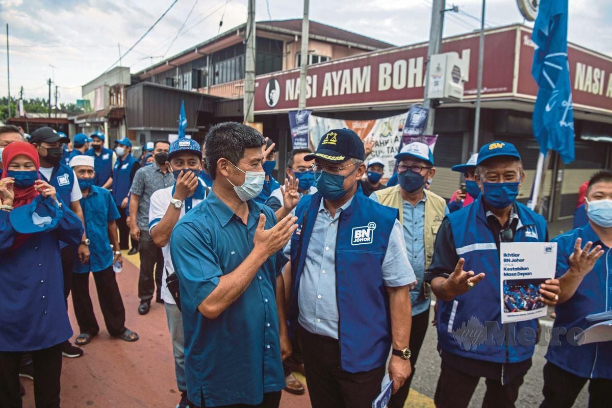 HASNI dan calon Perikatan Nasional (PN) Senator Datuk Isa Ab Hamid beramah mesra pada sesi  tinjauan mesra sempena kempen PRN Johor ke-15 bagi Dewan Undangan Negeri (Dun) N 53 Benut di Kampung Parit Bertak.