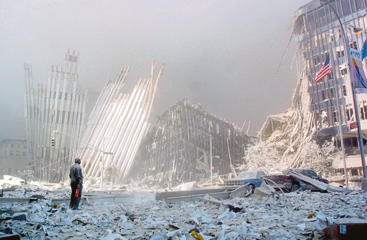 FOTO fail menunjukkan lelaki di kawasan runtuhan WTC New York. FOTO AFP 
