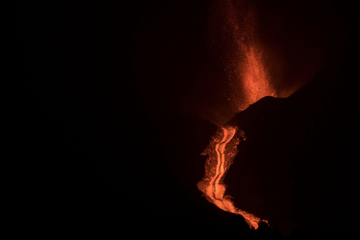 Lava mengalir dari gunung berapi La Cumbre Vieja. FOTO AFP 