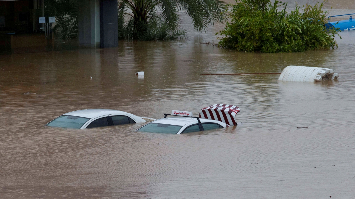 ANTARA kawasan dilanda banjir kilat di Muscat, Oman. FOTO EPA 