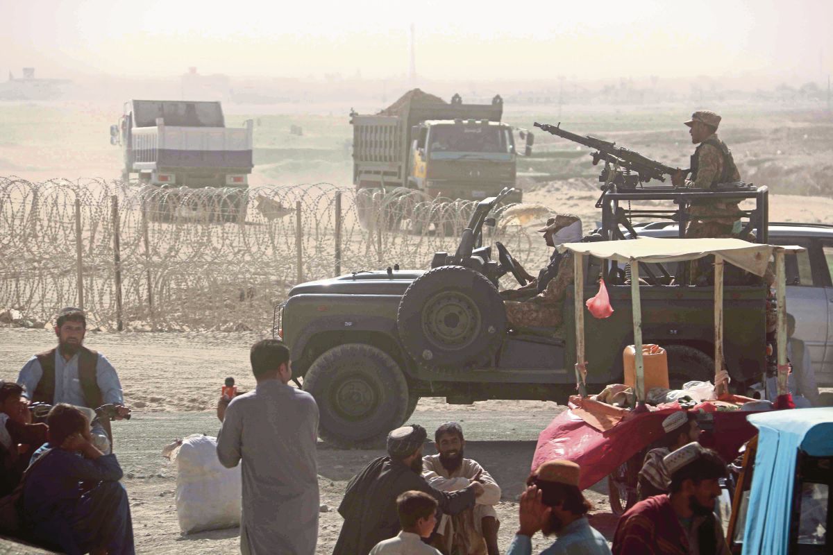 TENTERA Pakistan berkawal di sempadan negara itu dan Afghanistan selepas Taliban menutup salah satu pintu sempadan. FOTO EPA 